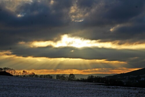 sonne-nstrahlen-am-nachmittagshimmel-20075.jpeg