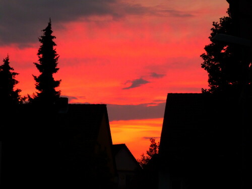 Sonnenuntergang in Sprendlingen (Dreieich). Hier brannte der Himmel

Aufnameort: Beethovenstrasse, Dreieich
Kamera: Lumix FZ 48