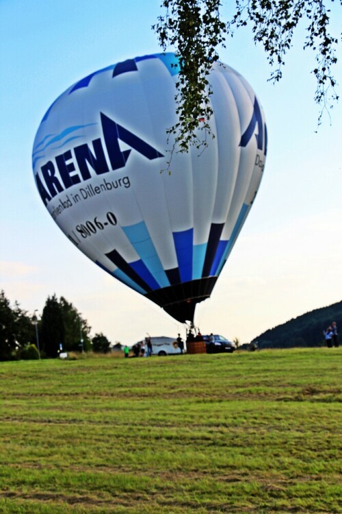 Flüge mit dem Fesselluftballon sind in Eschenburg beliebt, wenngleich nicht gerade billig.
https://de.wikipedia.org/wiki/Fesselballon

Aufnameort: Eiershausen Gewerbegebiet
Kamera: Canon EOS 1300D