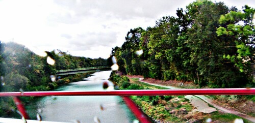 Ein endender Kanal bei Osnabrück.
https://de.wikipedia.org/wiki/Kanal_(Wasserbau)#Stichkanal

Aufnameort: Osnabrück
Kamera: Medion Camcorder