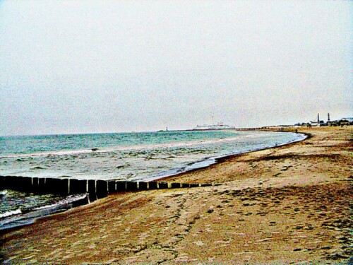 Der Ostseestrand in der Nähe der Hansestadt Rostock.
(Aus entgegengesetzter Blickrichtung:)
https://de.wikipedia.org/wiki/Rostock#/media/Datei:Rostock_asv2018-05_img65_Warnemuende_view_from_lighthouse.jpg

Aufnameort: Rostock
Kamera: Medion Camcorder