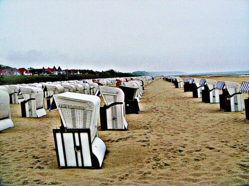 Strandkörbe dienen oft Badegäste, die sich darin erholen möchten.
https://de.wikipedia.org/wiki/Strandkorb

Aufnameort: Rostock Strand
Kamera: Medion Camcorder