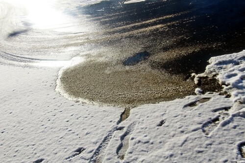 Bei winterlichen Straßenbedingungen wird gerne Salz benutzt, um Glatteisbildungen zu verzögern. Allerdings wirkt dies nur etwa bis minus fünf Grad Celsius. Darunter verliert das Salz seine Wirkung des Auftauens.
Ferner belastet(!) es beim Abtauen die nahe stehende Vegetation.
https://de.wikipedia.org/wiki/Auftausalz

Aufnameort: Eiershausen Vorplatz(Parkfläche) vor dem Friedhof Eiershausen
Kamera: Canon 1300D