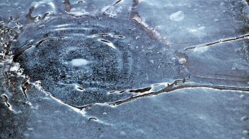 Wird der Gefrierpunkt (deutlich) überschritten - besonders im Sonnenschein - beginnen Schnee oder Eis zu tauen.
https://de.wikipedia.org/wiki/Gefrierpunkt

Aufnameort: Eiershausen Garten Zinkwanne
Kamera: Canon EOS 1300D