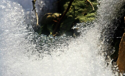 Bei wechselnden Temperaturen um den Gefrierpunkt kann Schnee verharschen. Dies bedeutet, dass seine Kanten durch Vereisung "geschärft sein können." In den Wäldern kann das Wild z. B. darunter leiden.
http://www.hamburg-winterdienst.de/eis.html

Aufnameort: Eiershausen Garten
Kamera: Canon 1300D