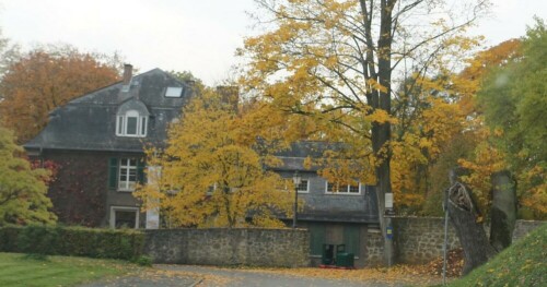 In der "Villa Grün" ist ein Museum eingerichtet.
https://de.wikipedia.org/wiki/Villa_Grün

Aufnameort: Dillenburg
Kamera: Canon EOS 700D