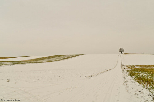 aufgenommen am 16.12.2010 13:27, noch bevor uns das angekündigte Schneetief Petra erreichen sollte.

Aufnameort: DEU, BW, Schöckingen
Kamera: Nikon D300, Sigma 17-70mm bei 62mm