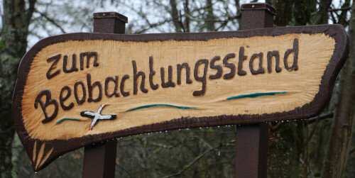 Der Beobachtungsstand dient Vogelkundlern am Perfstausee als Unterstand auch bei schlechtem Wetter.
https://de.wikipedia.org/wiki/Perfstausee

Aufnameort: Perfstausee nahe Breidenstein
Kamera: Canon EOS 700D