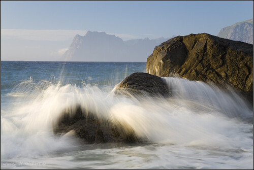 an einem Tag mit hohen Wellen, habe ich mit "kurzen" Langzeitbelichtungen experimentiert.

Aufnameort: Myrland, Lofoten, Norwegen
Kamera: Canon 5 D