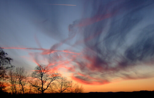 Wenn die Sonne gerade untergeht und den Abendhimmel leuchtend rosa färbt, wenn Wolken aussehen, als seien sie Barockgemälden entsprungen und letzte Strahlen die Landschaft in ein Farbenmeer tauchen. Ein Foto, das in seiner Zartheit ein Aquarell sein könnte. Wenn der Himmel zum Gemälde wird.

Aufnameort: Nationalpark Kellerwald bei Basdorf
Kamera: Fuji Finepix F 30