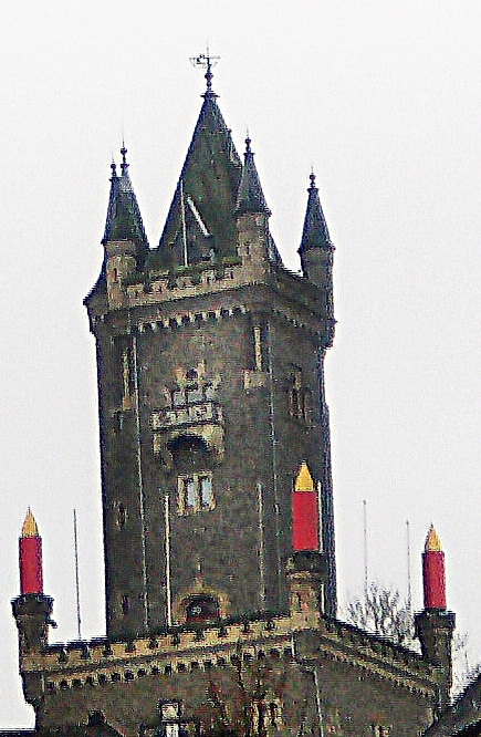 Der Wilhelmsturm ist etwa 37 Meter hoch und gilt als Wahrzeichen
der Stadt Dillenburg.
https://de.wikipedia.org/wiki/Wilhelmsturm_(Dillenburg)

Aufnameort: Dillenburg
Kamera: Medion Camcorder