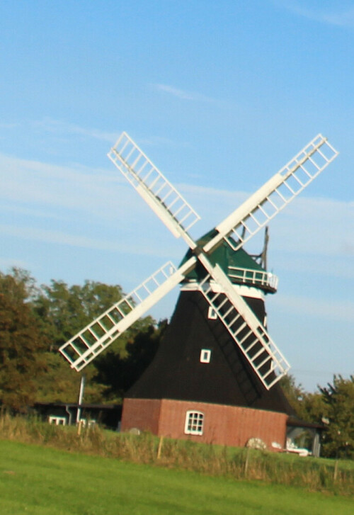 Schon früher wurde der Wind auch zur Arbeitsverrichtung genutzt.
https://de.wikipedia.org/wiki/Windmühle

Aufnameort: Mecklenburg-Vorpommern
Kamera: Canon EOS 1300D