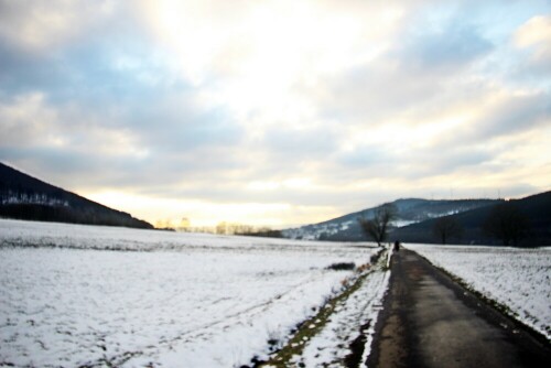 Wege besitzen (außer Rundwegen u. ä. ) meist einen Beginn sowie ein Ende.
https://de.wikipedia.org/wiki/Weg

Aufnameort: Eiershausen im Süden(Wissenbacher Weg)
Kamera: Canon EOS 1300D