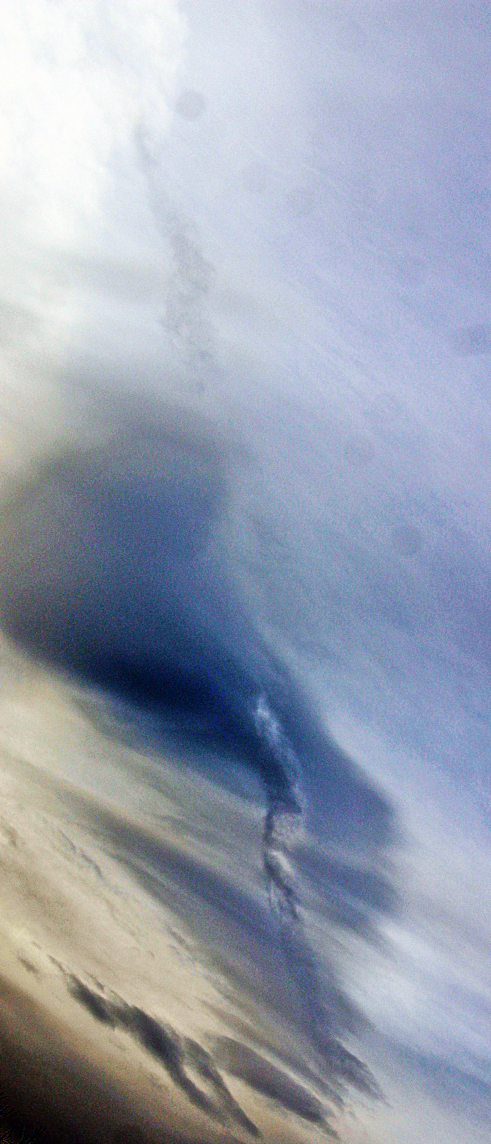 Manche Wolkenbildungen lassen erahnen, welche Windströmungen in der
Atmosphäre möglich sind...
https://de.wikipedia.org/wiki/Wolke

Aufnameort: Eiershausen
Kamera: Canon EOS 1300D