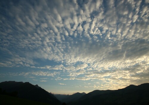 Das Bild entstand abends beim Spaziergang am Urlaubsort.

Aufnameort: Blick von Camuns ins Valstal / Graubünden /Schweiz
Kamera: Canon 450D