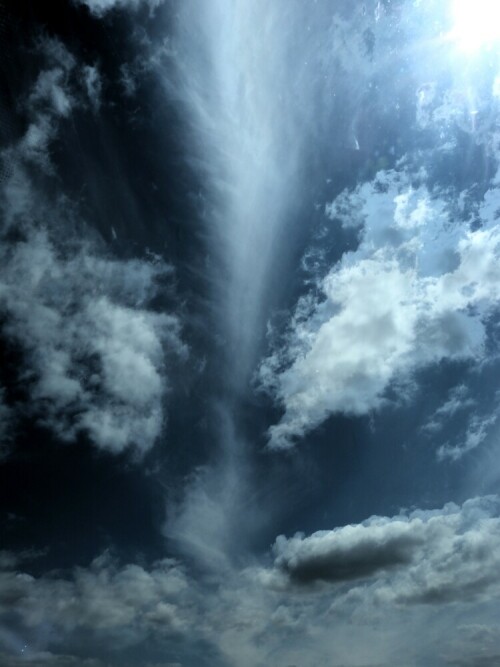 Wolken über der Ungarischen Autobahn bei Györ

Aufnameort: Györ HU
Kamera: Panasonic Lumix FZ150