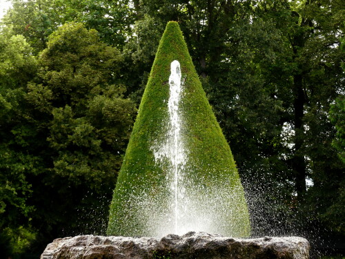 2024 07 05 Würzburg Hofgarten grüner Springbrunnen 1