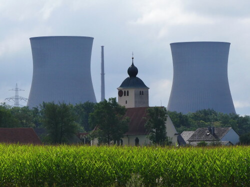 2024-07-23-die-Kirche-von-Pertersworth-vor-den-Kuhlturmen-von-Gundremmingen-3.jpeg