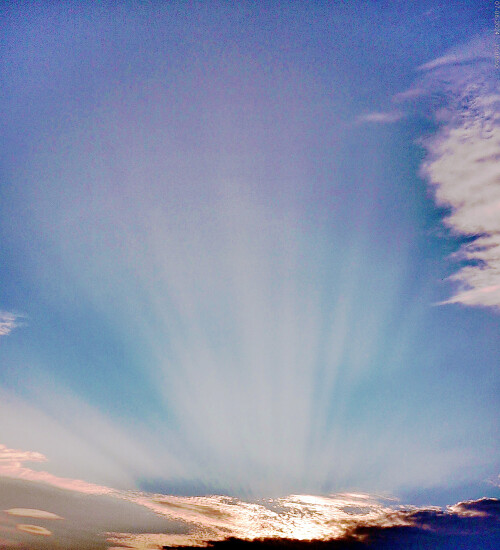 Die Sonne strahlt nochmals den Abendhimmel an, bevor sie danach hinter dem Horizont verschwindet.
https://de.wikipedia.org/wiki/Abendhimmel