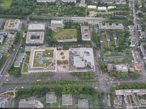 Von hier oben erkennt man, dass sich auf dem Dach der Bundeskunsthalle ein Garten befindet