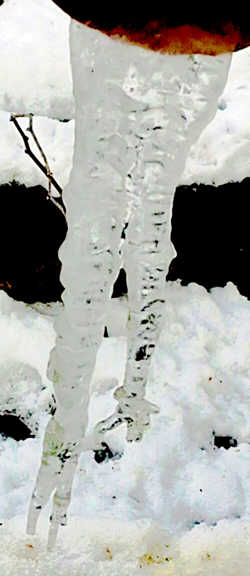 Eiszapfen-an-einem-Auslauf-eines-Rohres-mit-Regenwasser-1.jpeg