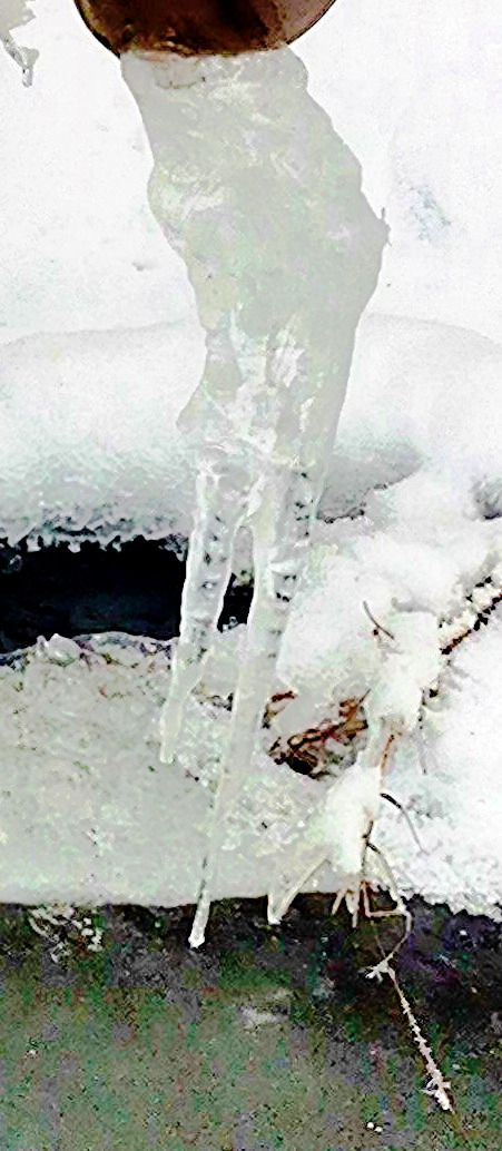 Eiszapfen-an-einem-Auslauf-eines-Rohres-mit-Regenwasser.jpeg