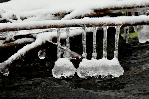 2025-02-15-Weiherschneidbach-Irrebach-mit-Eisglocken-3.jpeg