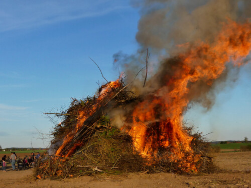 2025-04-19-Weidenbach-Osterfeuer-14.jpeg